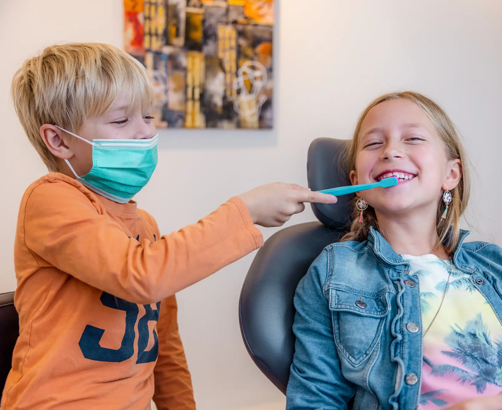 Mondhygiënist behandelt een kind tijdens een mondzorgcontrole