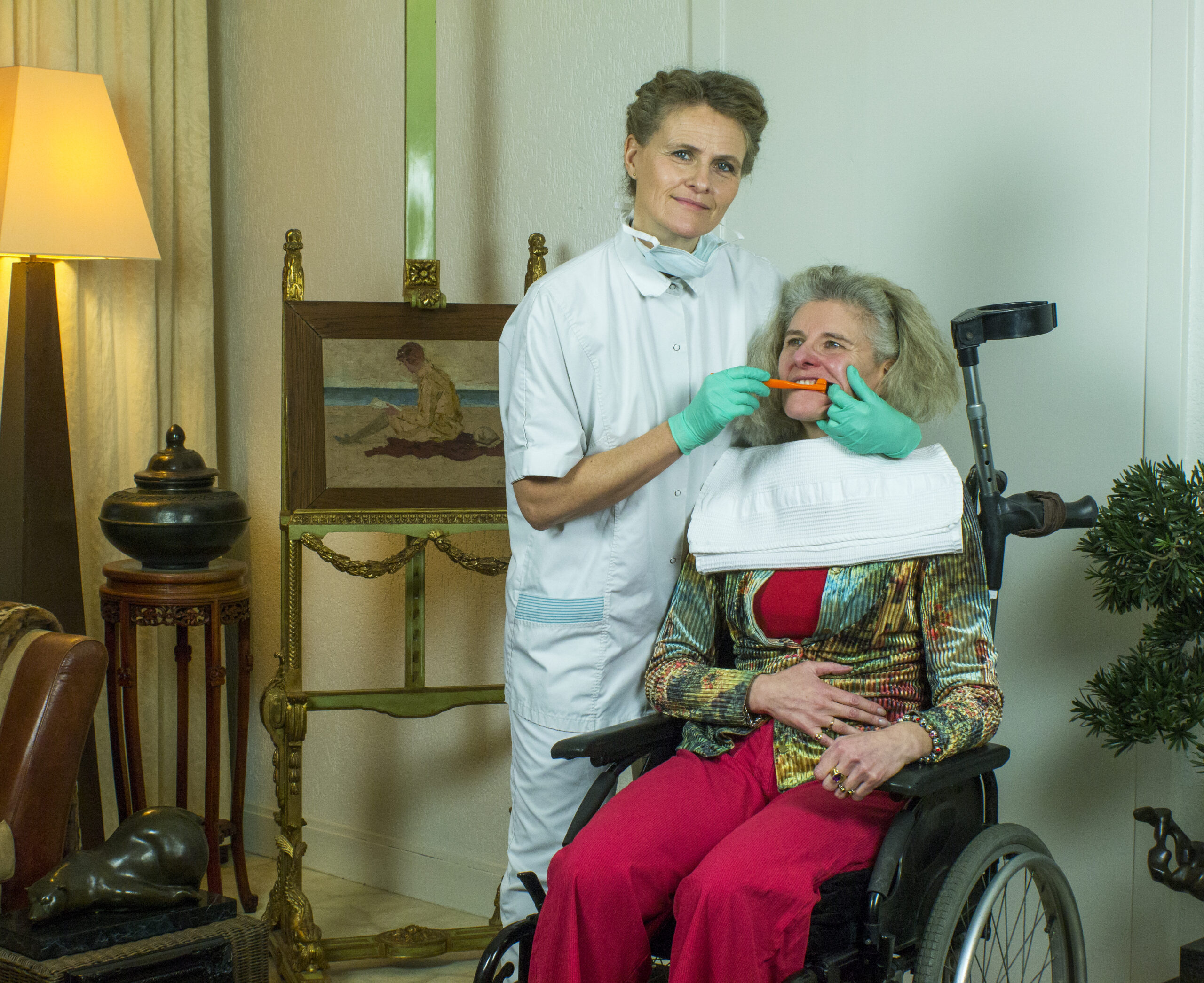 Mondhygiënist verzorgt mondzorg bij oudere patiënt aan huis