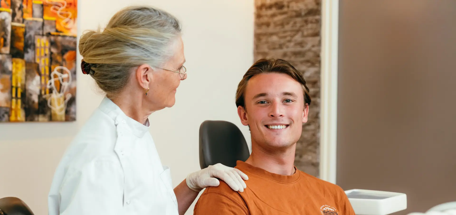 Jongere man in gesprek met de mondhygiënist
