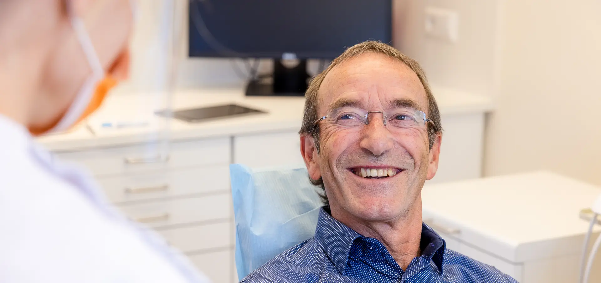 Oudere man in de behandelstoel tijdens een behandeling
